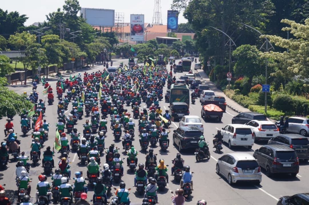 Sempat Blokir Embong Malang, Ribuan Buruh Menuju Kantor Gubernur