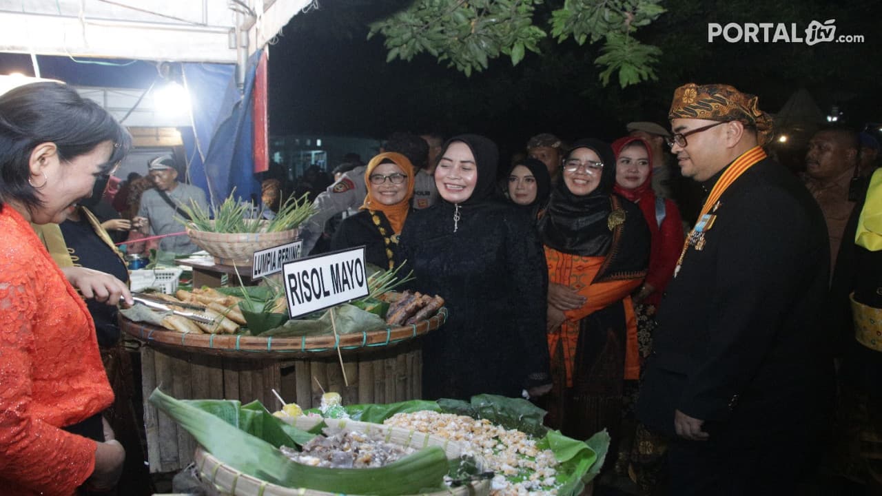 HUT Kota Kraksaan Kirab Belasan Tumpeng Gunungan