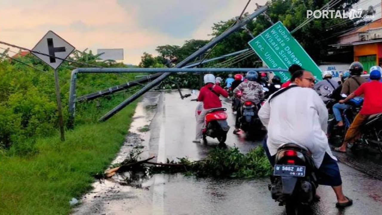 Puluhan Tiang Listrik Roboh Diterjang Puting Beliung