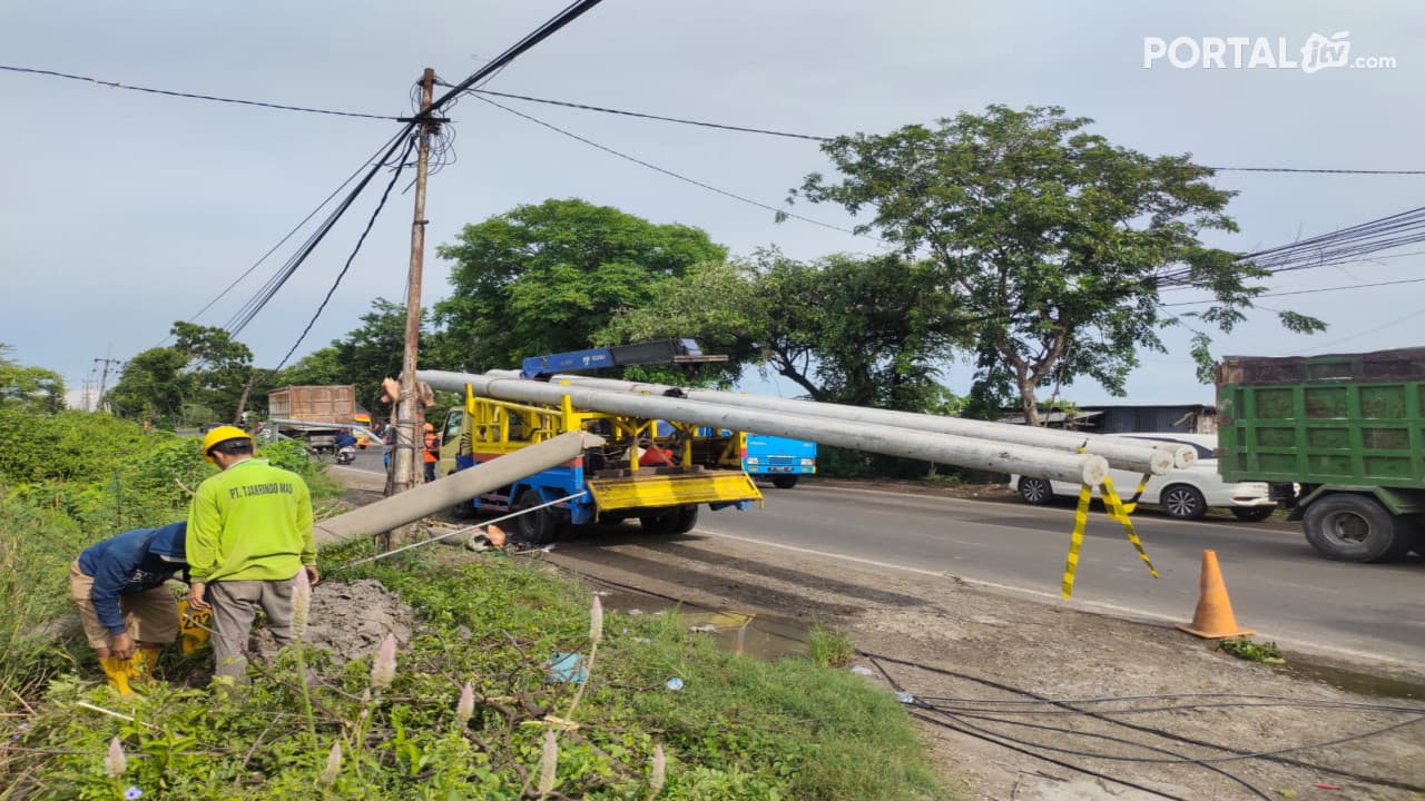 Tiang Listrik  Roboh Mulai Diperbaiki