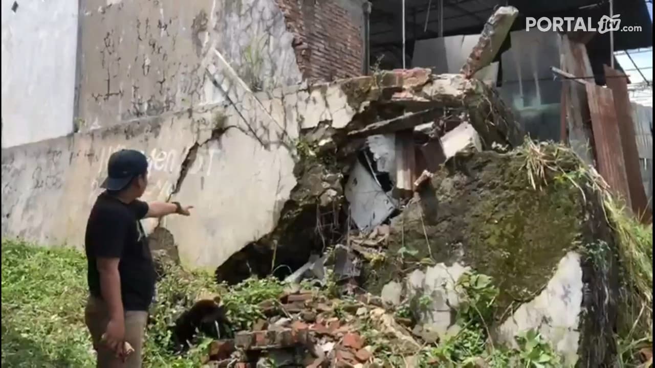 Rumah Sekaligus Toko Rusak Parah Akibat Longsor