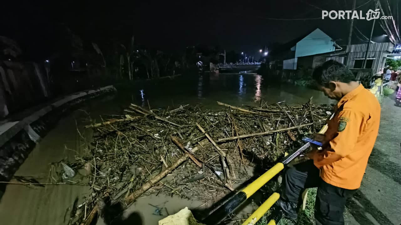 Jembatan Bok Malang Tersumbat Sampah Bambu