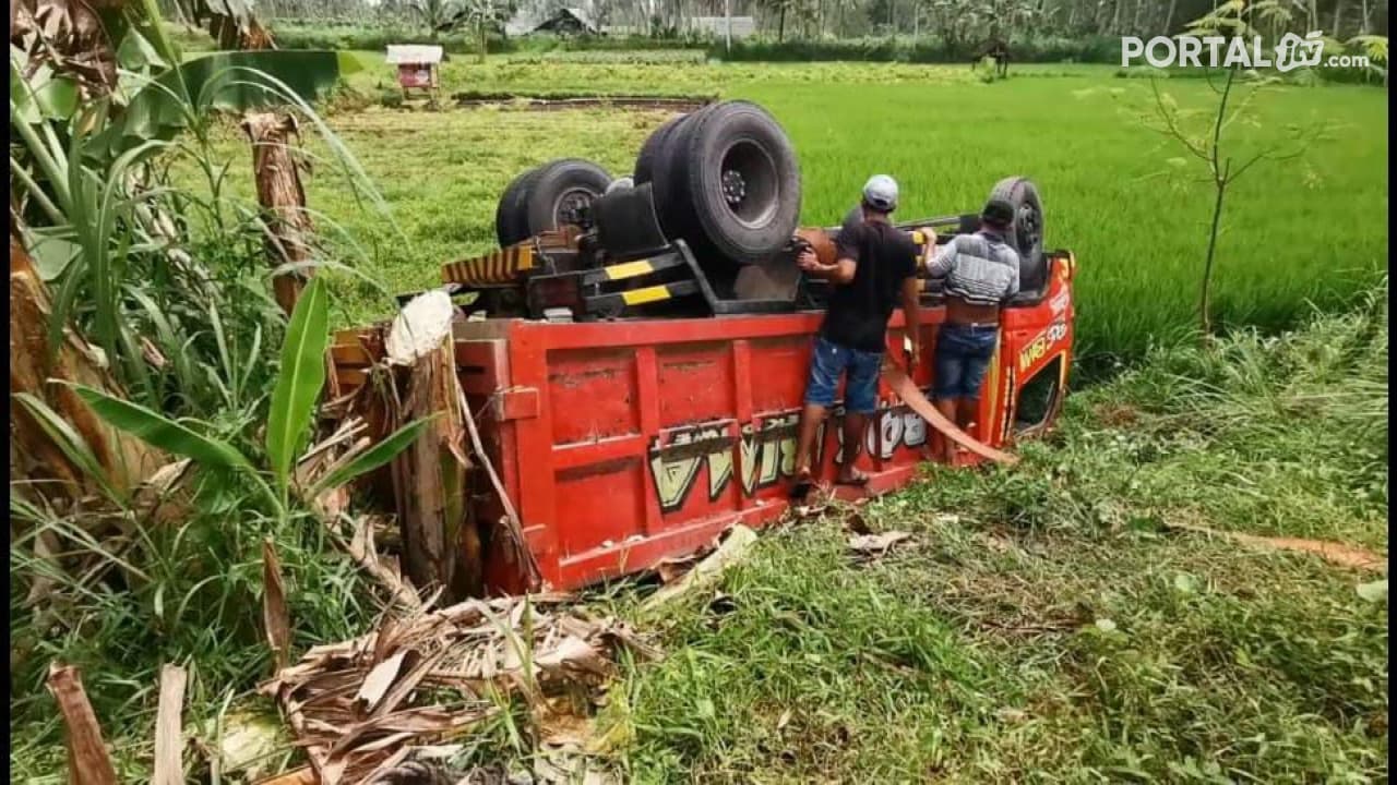 Truk Terguling Masuk Sawah