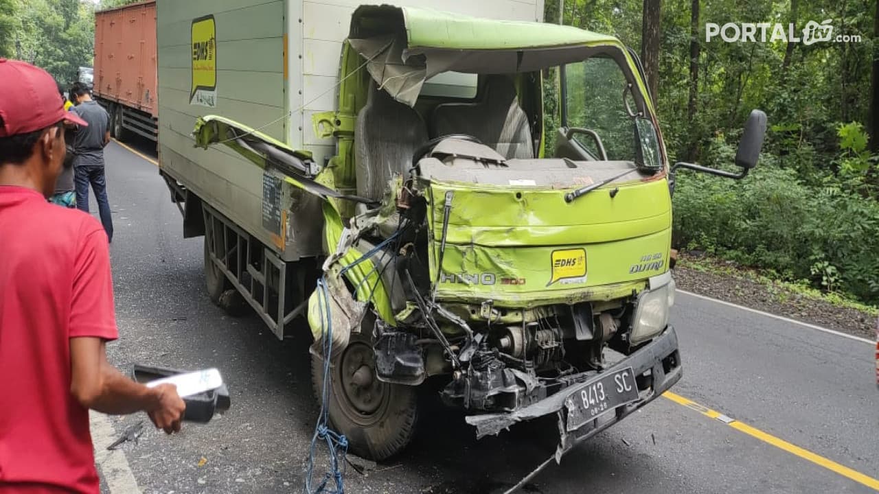 Sopir Terjepit, Laka Adu Banteng Truk vs Mobil Travel