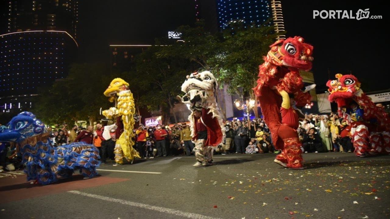 Pertunjukan Barongsai dan Wayang Potehi Tampil di Alun-Alun Surabaya