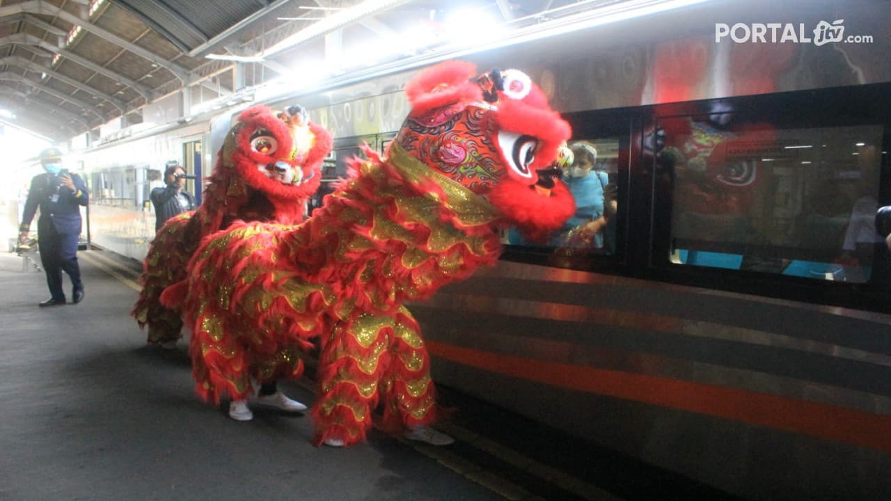 Sambut Imlek 2574, Atraksi Barongsai hibur Penumpang KA