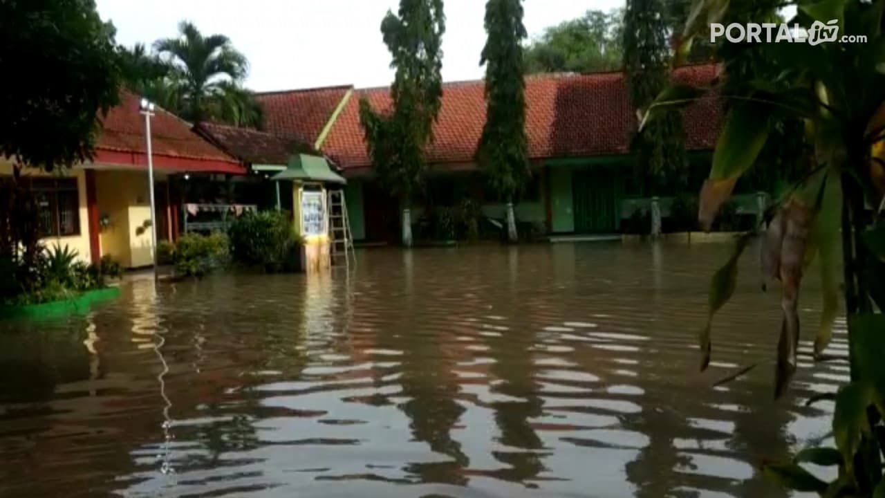 Sekolah Terendam Banjir, Siswa SMP Negeri 1 Trowulan Terpaksa Belajar di Rumah