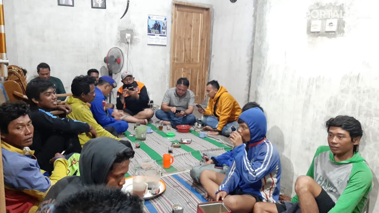 Kapal Ikan Milik Nelayan Kabupaten Lamongan Karam di Selat Madura