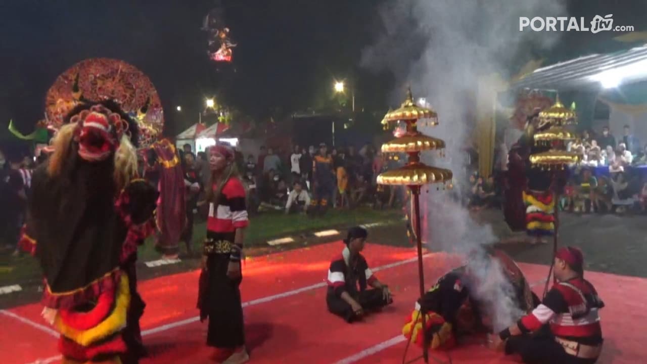 Kesenian tari khas Jawa Timur Jaranan di Gelar di Alun alun Kabupaten Sidoarjo Dimainkan Kaum Milenial 