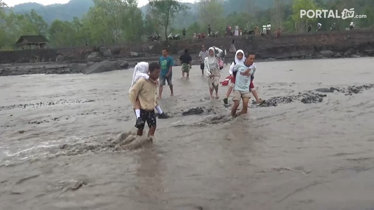 Puluhan Siswa Terisolir, Seberangi Arus Sungai