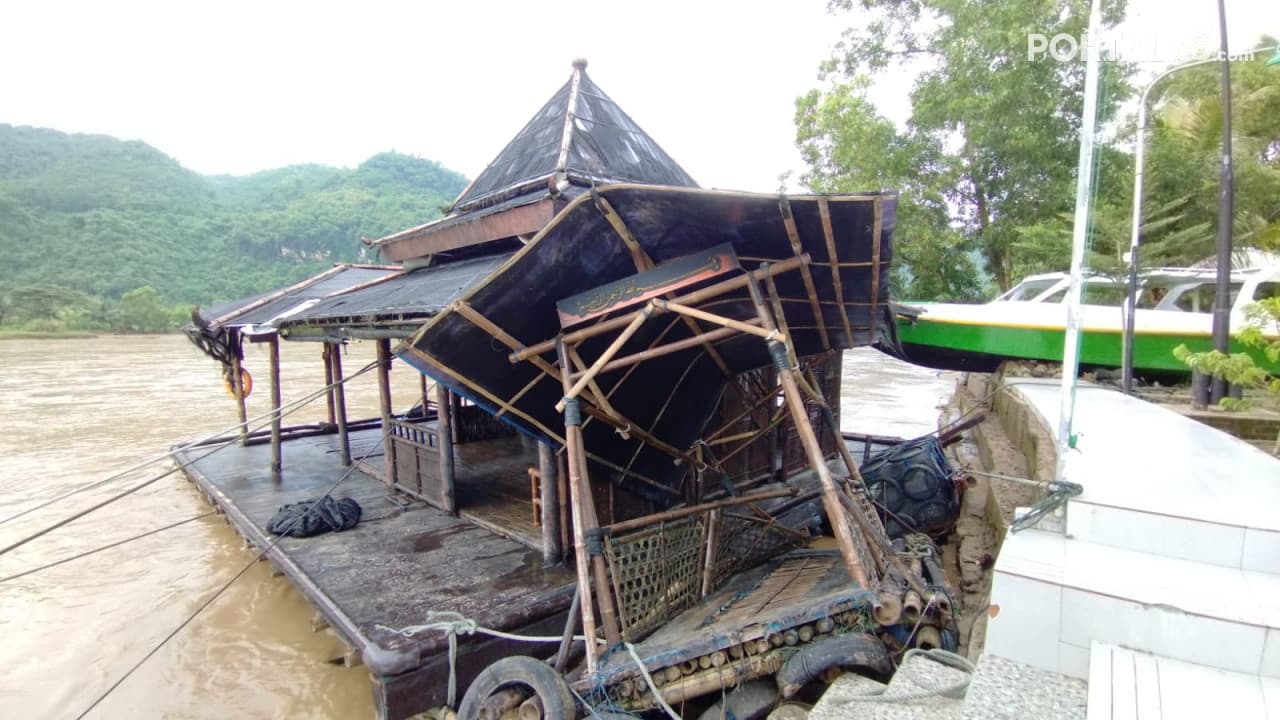 Diterjang Banjir, Sebuah Bangunan Masjid Rusak