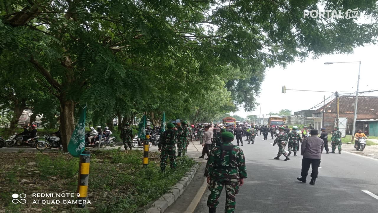 Ratusan Anggota Perguruan Silat di Lamongan Blokad Jalan