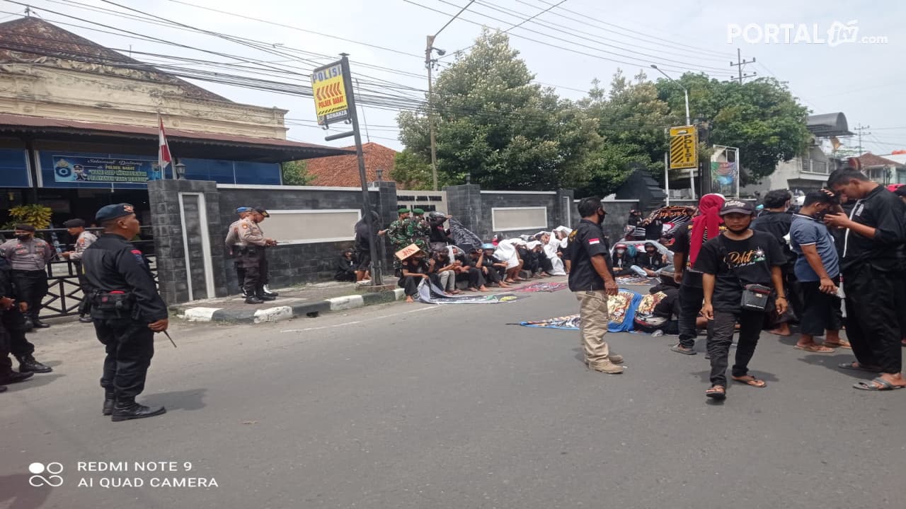 Ratusan Anggota Silat Gruduk ke Polsek Meminta Pelaku Pembacokan Ditangkap