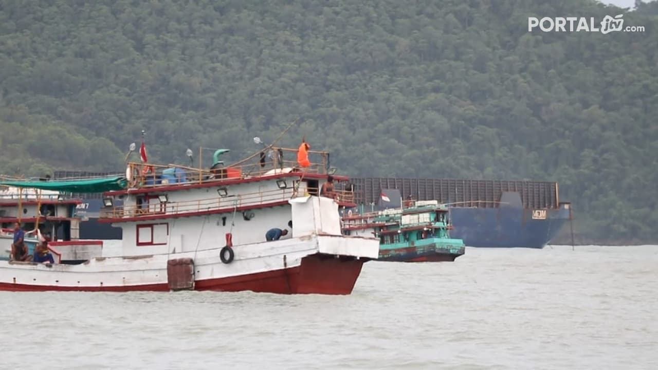 Dihantam Cuaca Buruk, Puluhan Kapal Luar Daerah Bersandar di Teluk Pacitan