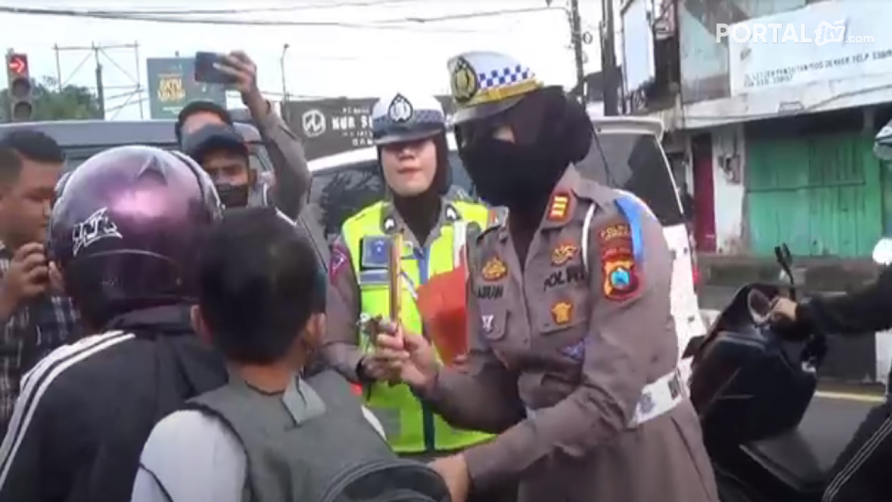 Sebatang Coklat Bagi Pengguna Jalan Patuh Dari Polres Jember