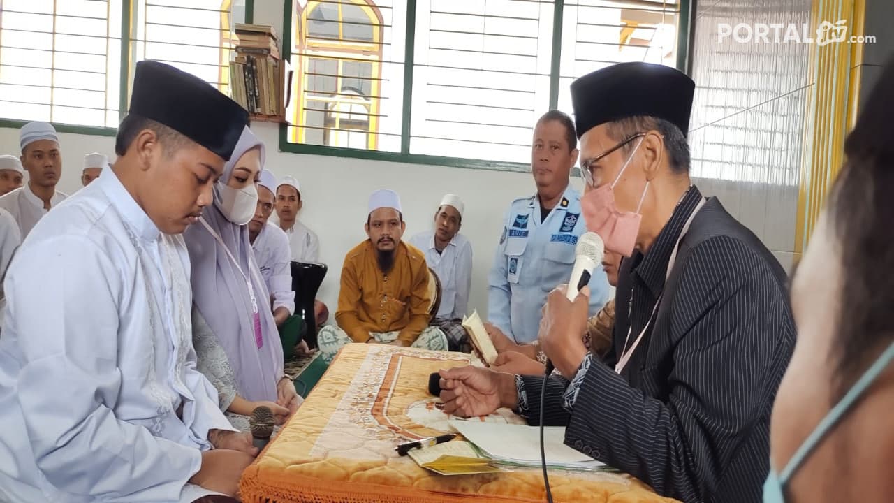 Sepasang Kekasih Menikah di Rutan Cerme