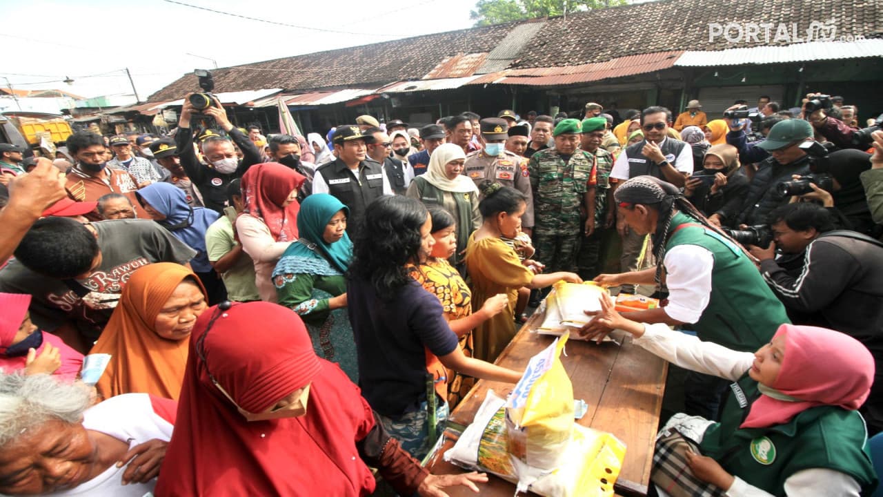 Tinjau Operasi Pasar di Pasar Taman Sidoarjo, Gubernur Khofifah: Sepekan 4.367 Ton Beras Murah Berkualitas Terdistribusi ke Masyarakat