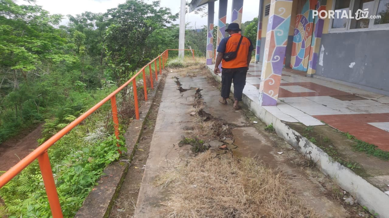 Lantai Kantor SMPN 5 Curah Tatal, Nyaris Terseret Longsor
