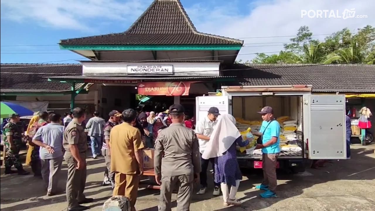 Ratusan Warga Serbu Operasi Pasar Beras Murah