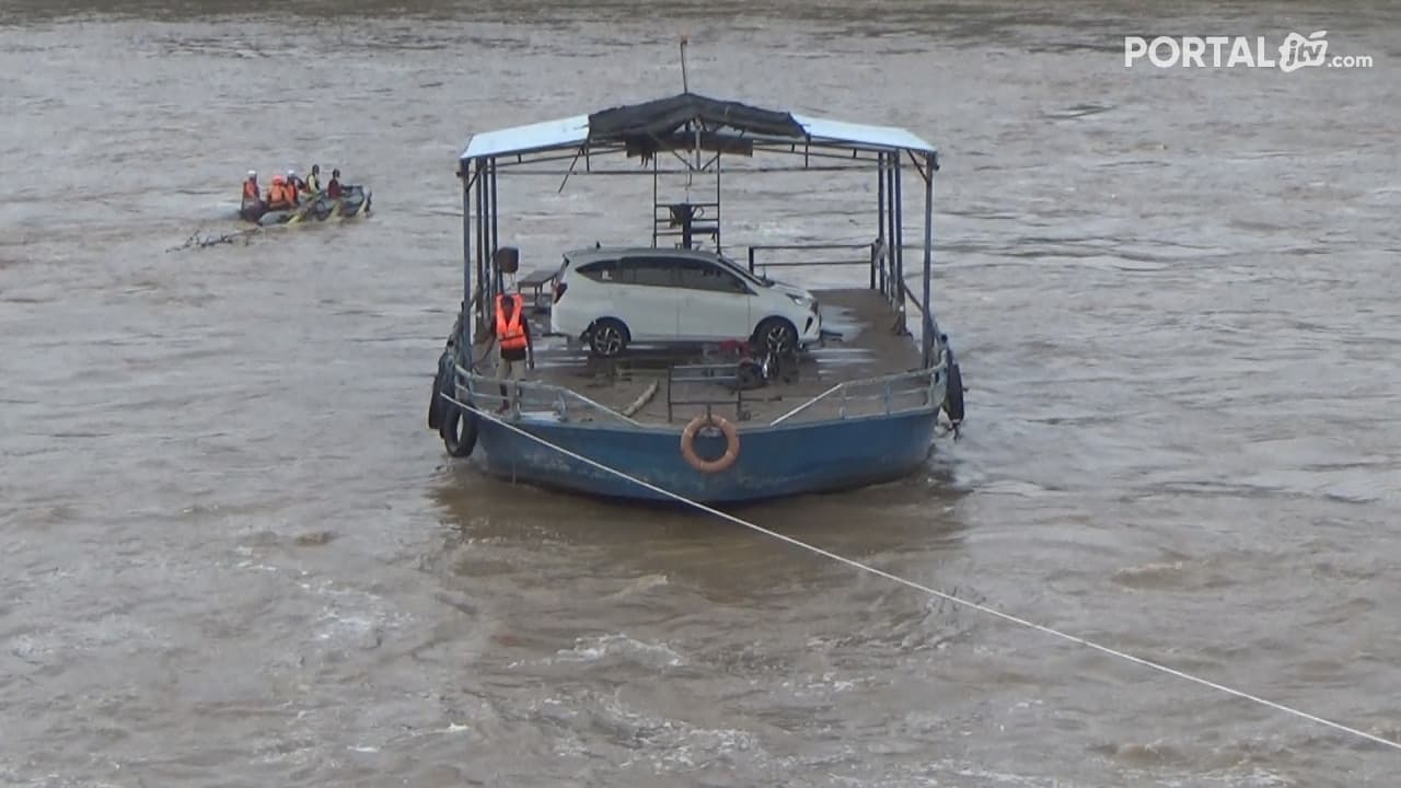 Baling Baling Tersangkut Sampah Perahu Terseret Arus  