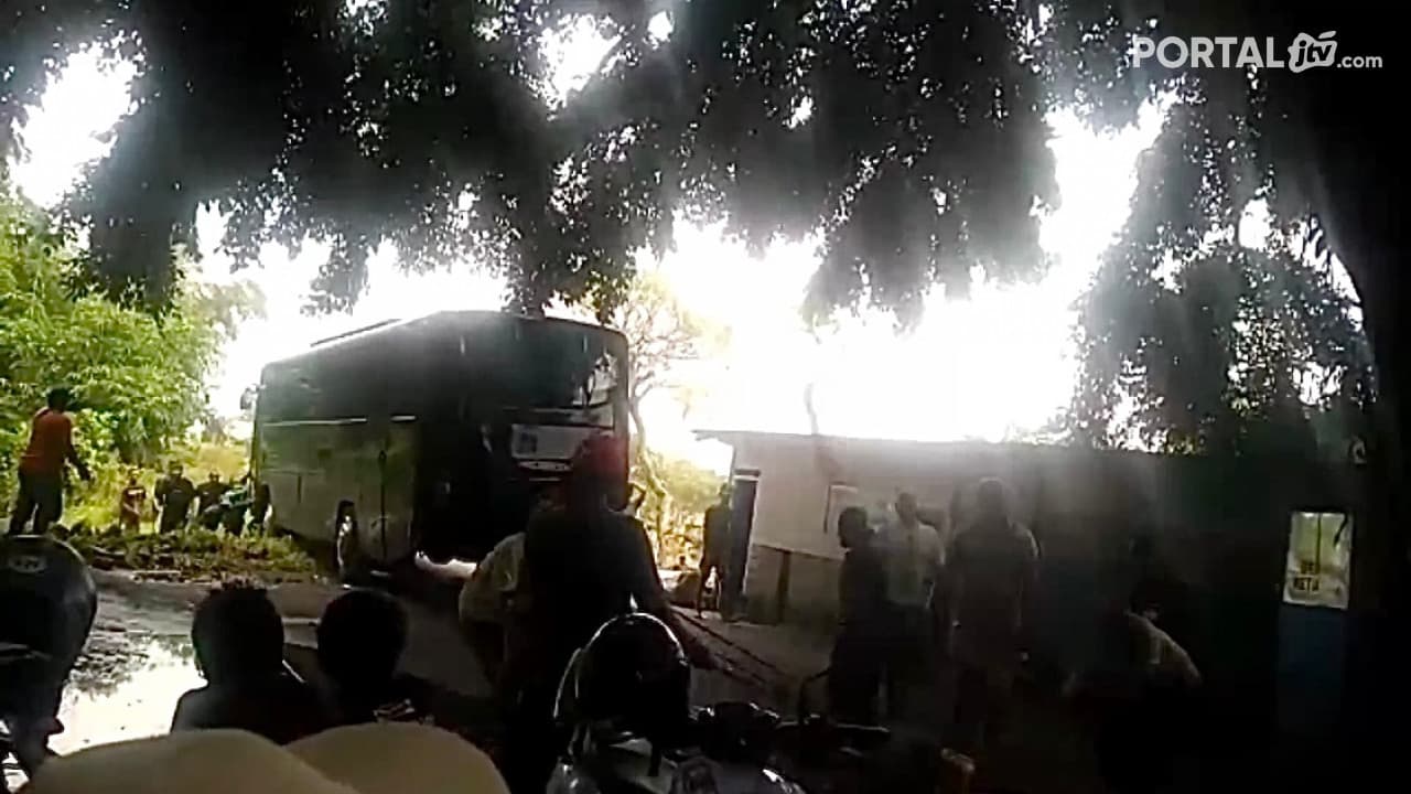 Bus Milik Pemprov Jatim Terperosok Di Sebuah Jalan Makam Di Kediri