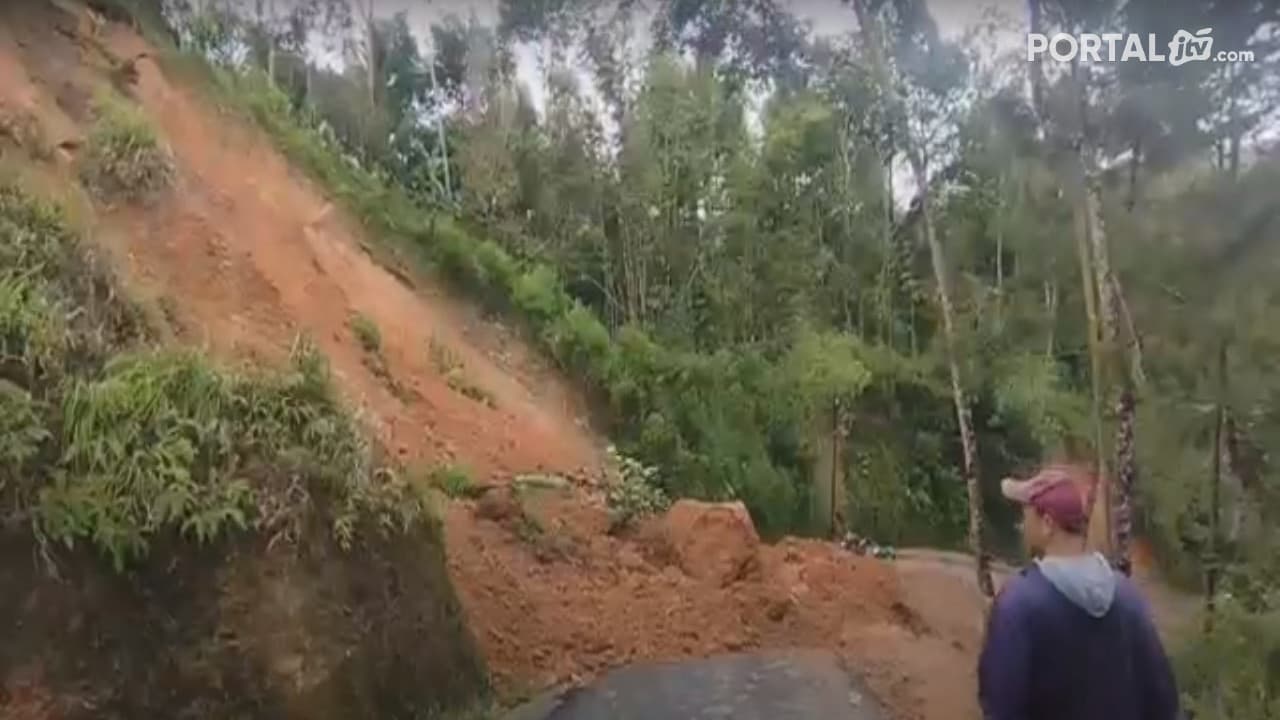 Tebing Longsor Tutup Akses Antar Kecamatan di Pacitan