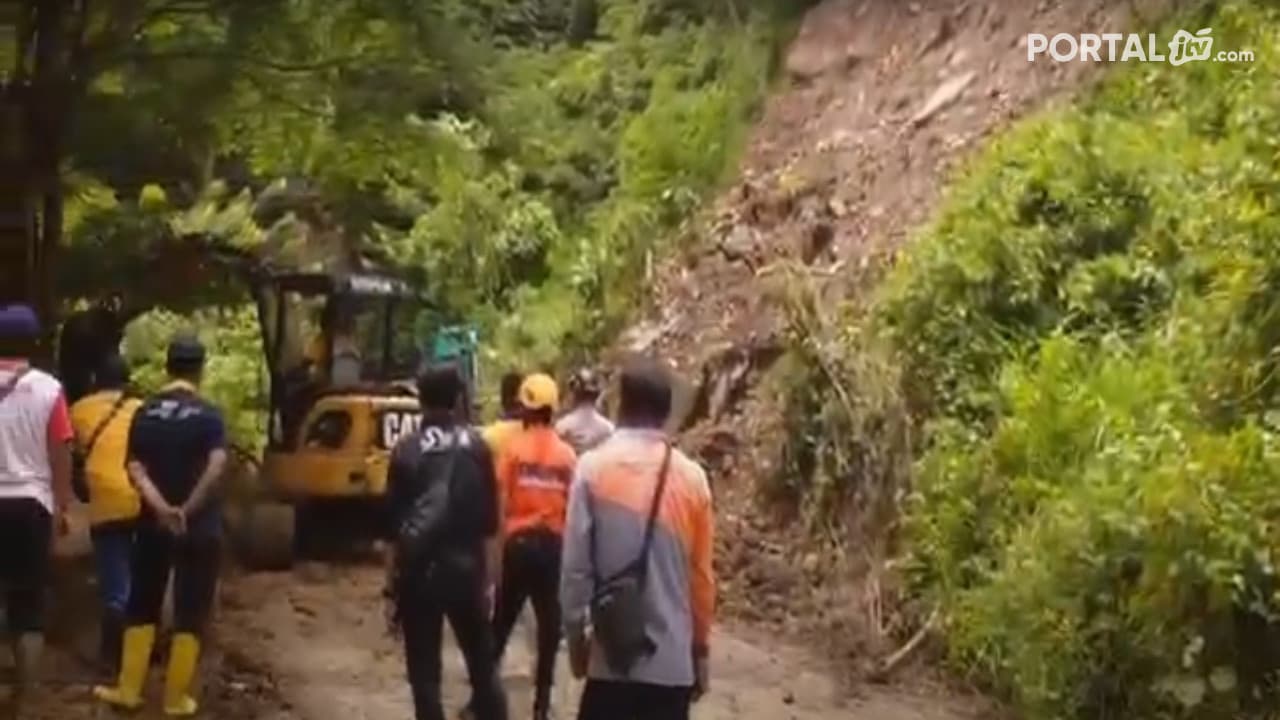 Tebing Longsor Tutup Akses Jalan Alat Berat Diterjunkan