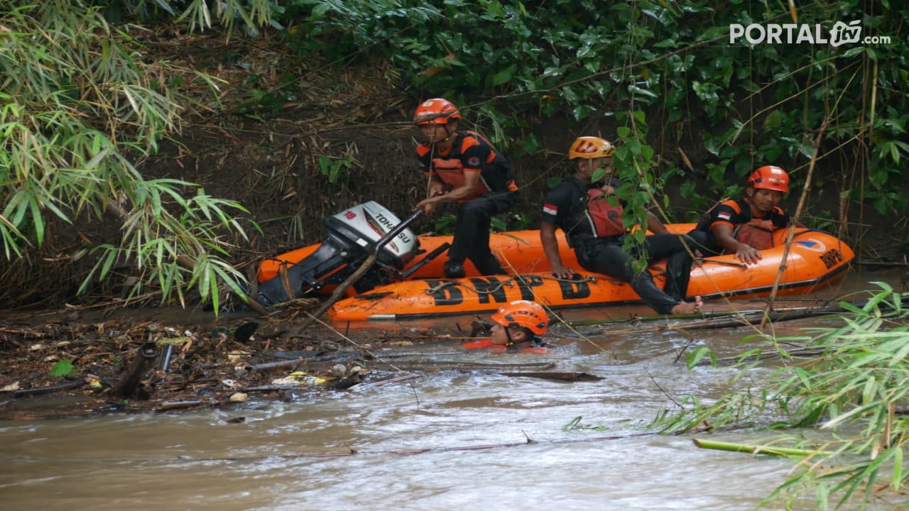 Santri Hanyut Terseret Arus Sungai Bondoyudo Lumajang