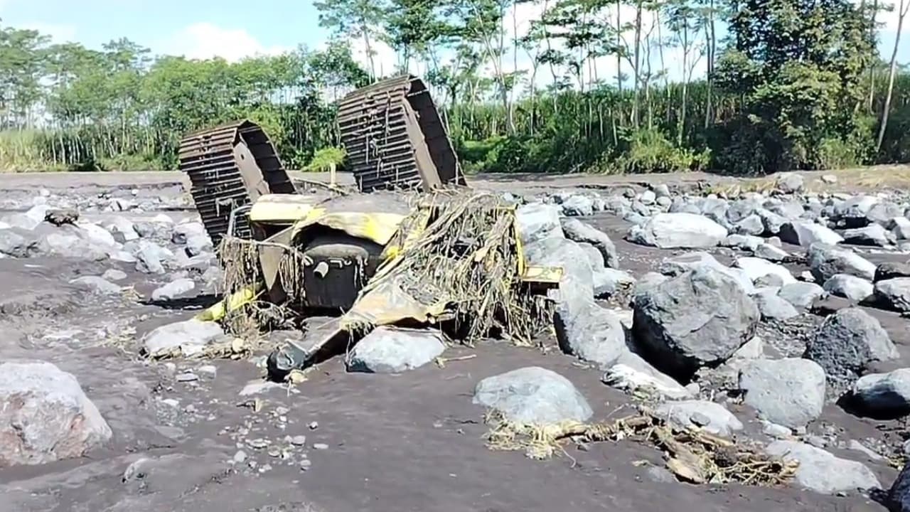 Dua Alat Berat Rusak Parah Saat Bencana Banjir Lahar Semeru