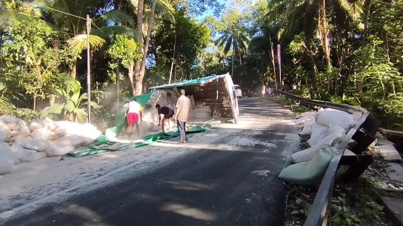 Ikuti Google Maps, Truk Sarat Muatan Terguling di Tanjakan