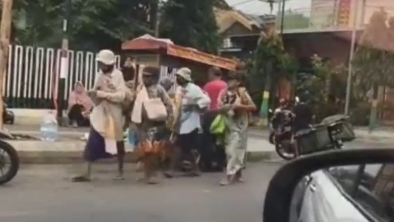 Rombongan Pengemis Ini Diantar Jemput Naik Mobil