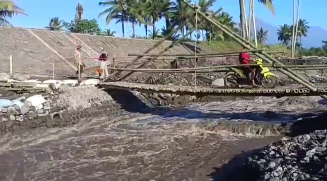 Runtuh Akibat Diterjang Banjir Lahar Semeru, Warga Swadaya Bangun Jembatan Darurat