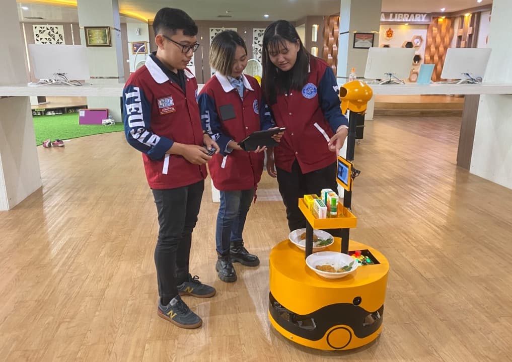 Mahasiswa Surabaya Ciptakan Robot Pengantar Makanan dan Obat untuk Lansia