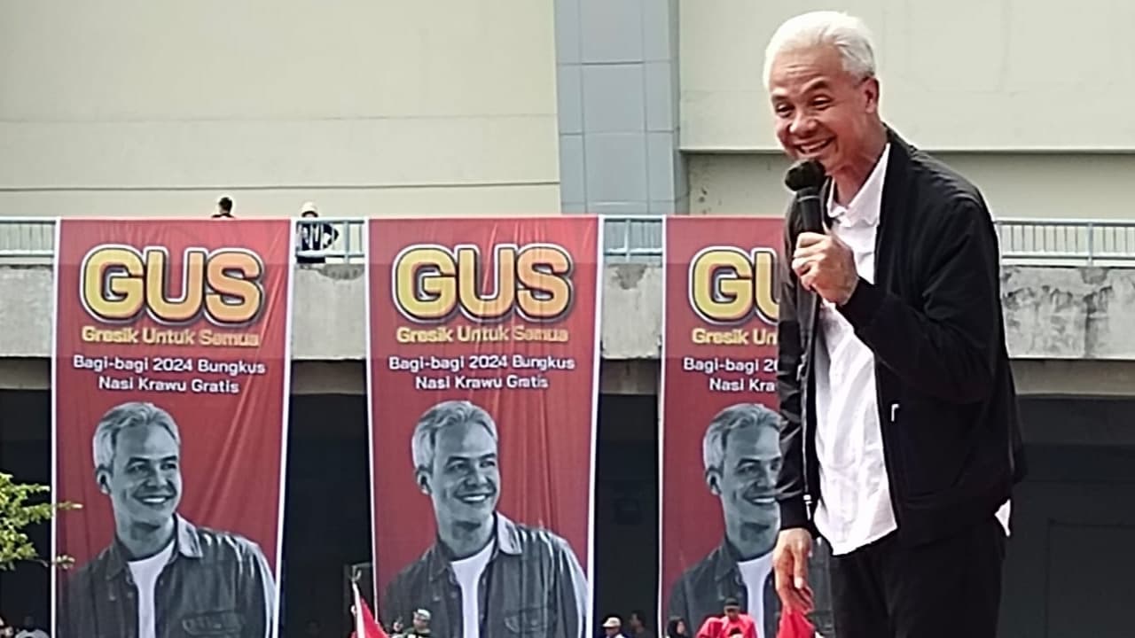 Ganjar Pranowo Bagikan 2024 Nasi Krawu ke Warga Gresik