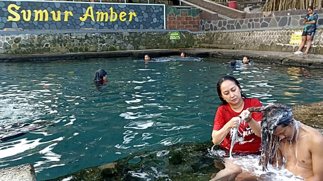 Jelang 1 Suro, Warga Gelar Ritual di Pemandian Air Sumur Amber Blitar