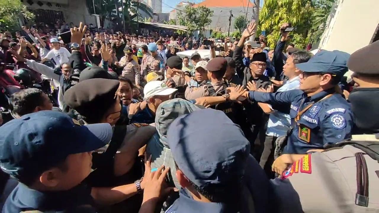 Eksekusi Rumah Mewah di Sutorejo Timur Surabaya Berakhir Ricuh