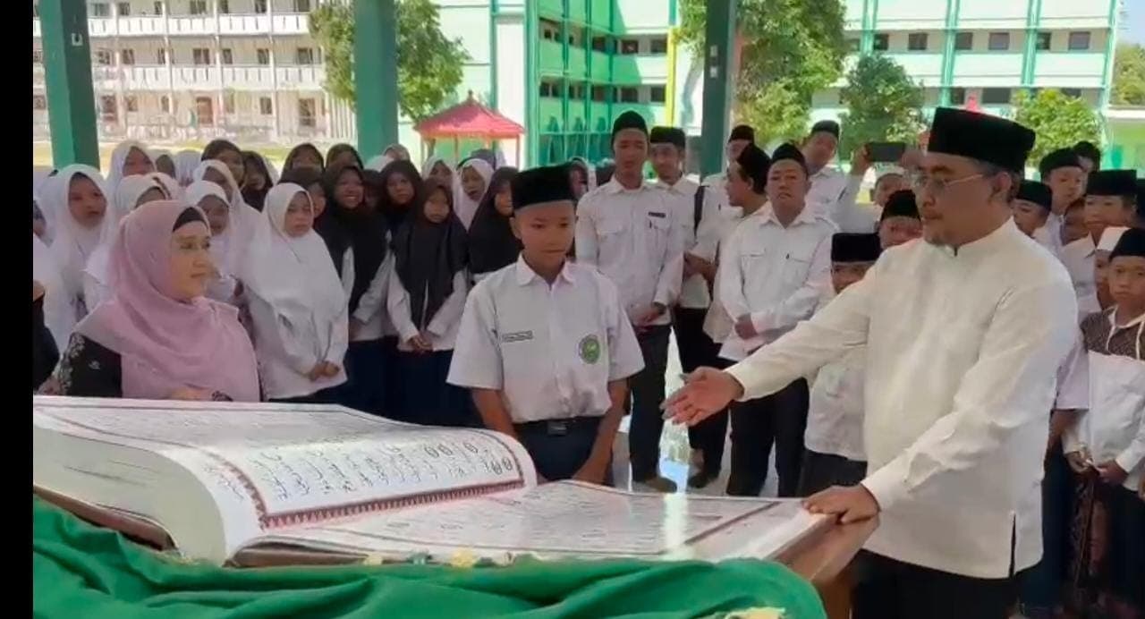 Ponpes Sunanul Muhtadin Gresik Miliki Koleksi Mushaf Al Qur’an Raksasa