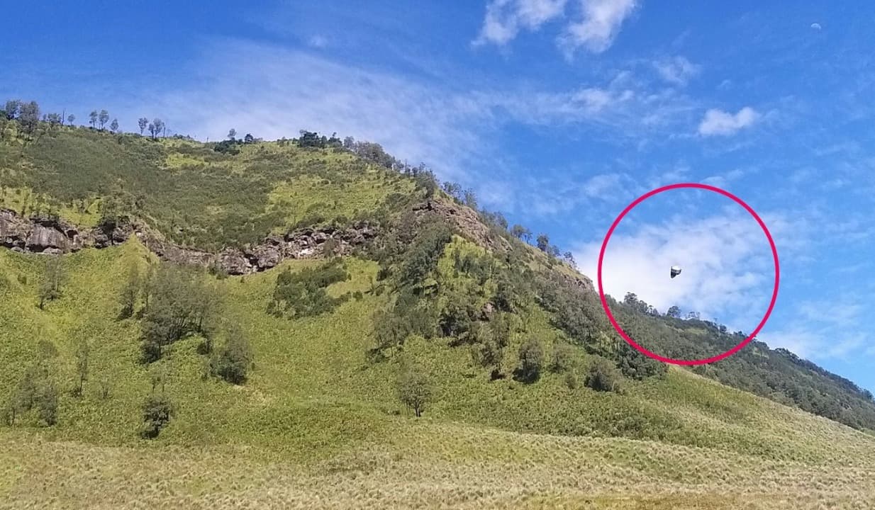 Benda Mirip UFO Terbang di Bukit Teletubies Ternyata Balon Helium