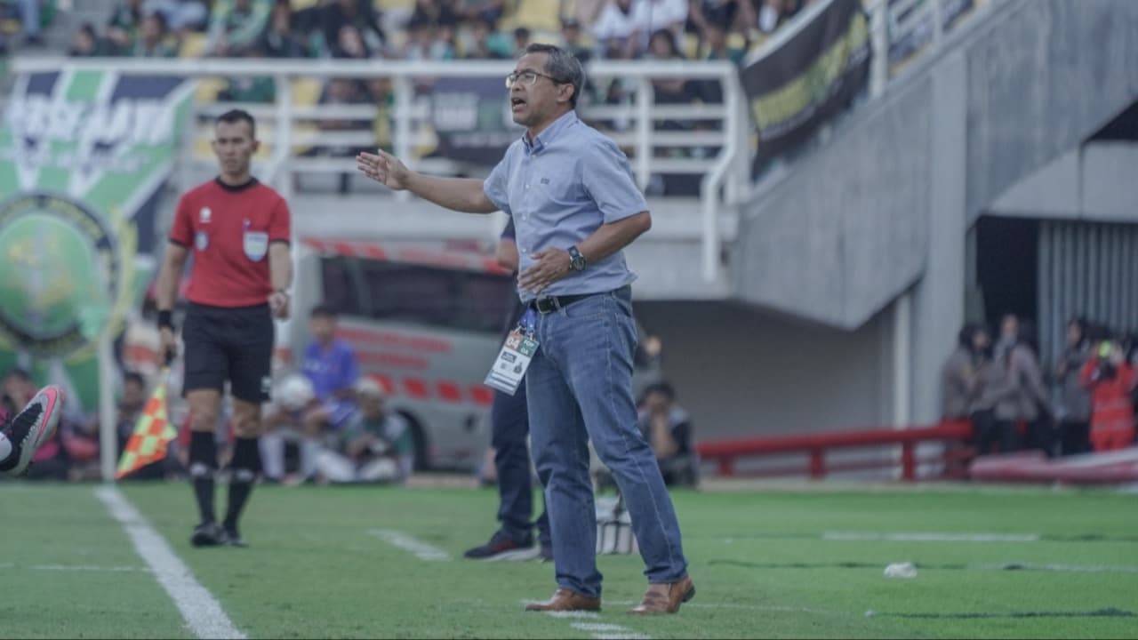 Ditahan Imbang RANS, Aji Santoso Akui Lini Belakang Persebaya Bermasalah