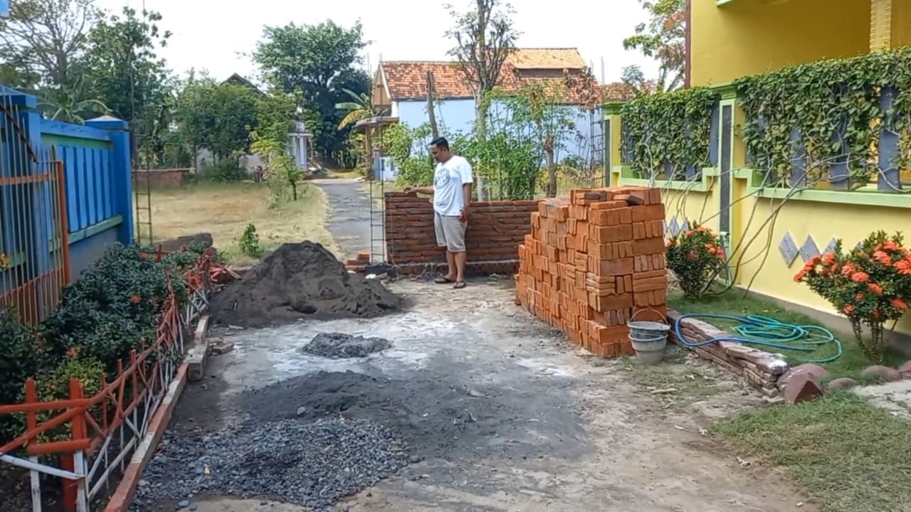 Tolak Pembuatan Selokan, Warga Tembok Jalan