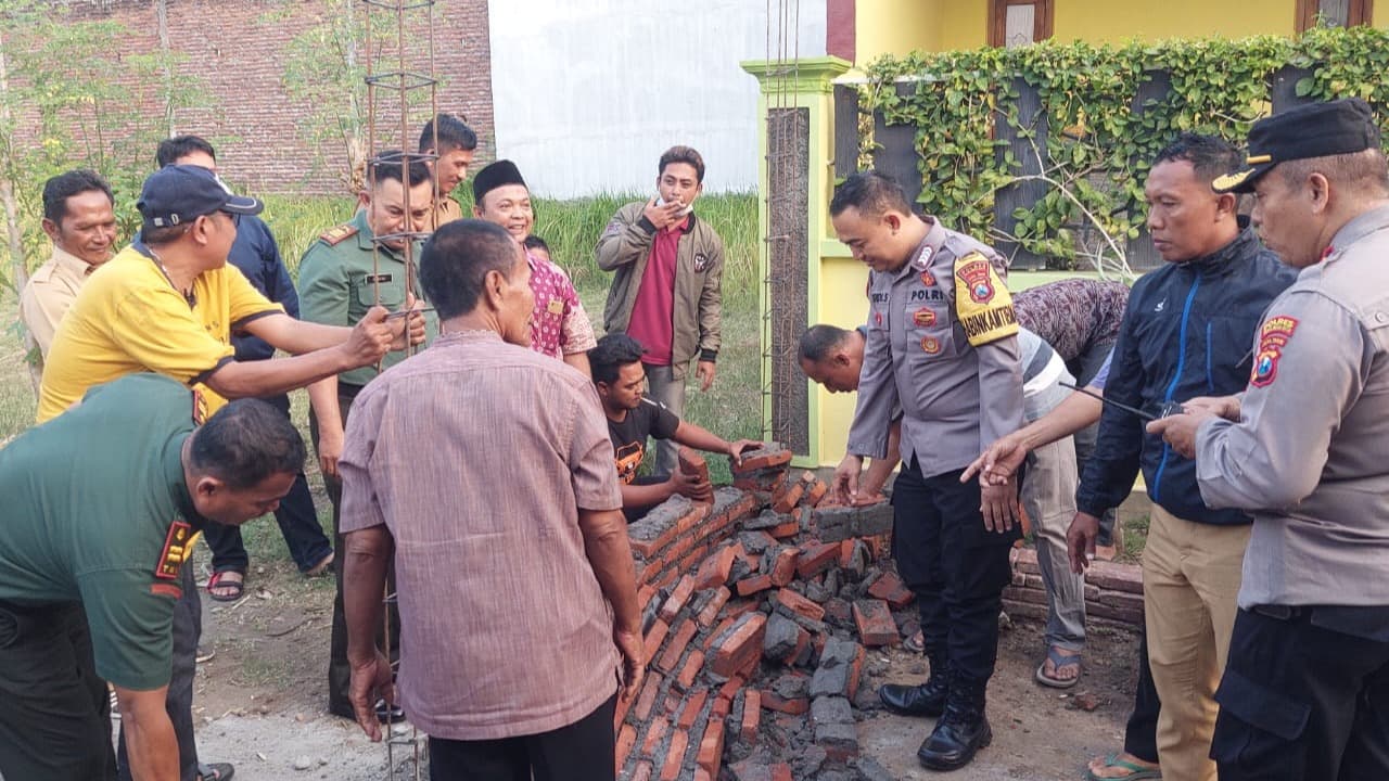 Usai Mediasi, Tembok di Jalan Sebuah Gang di Probolinggo Dibongkar