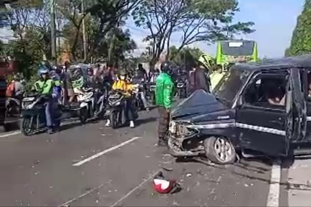 Mobil Kijang dan Bus Tabrak 3 Motor di Pasuruan, 2 Orang Tewas