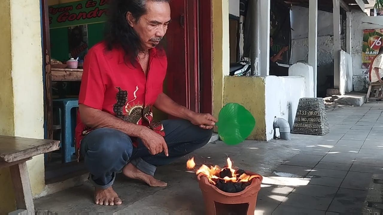 Elpiji 3 Kg Langka, Pedagang di Kota Kediri Beralih ke Tungku Arang