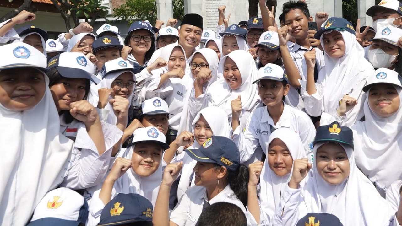 11 Ribu Siswa SD dan SMP Keluarga Miskin di Surabaya Terima Seragam Gratis