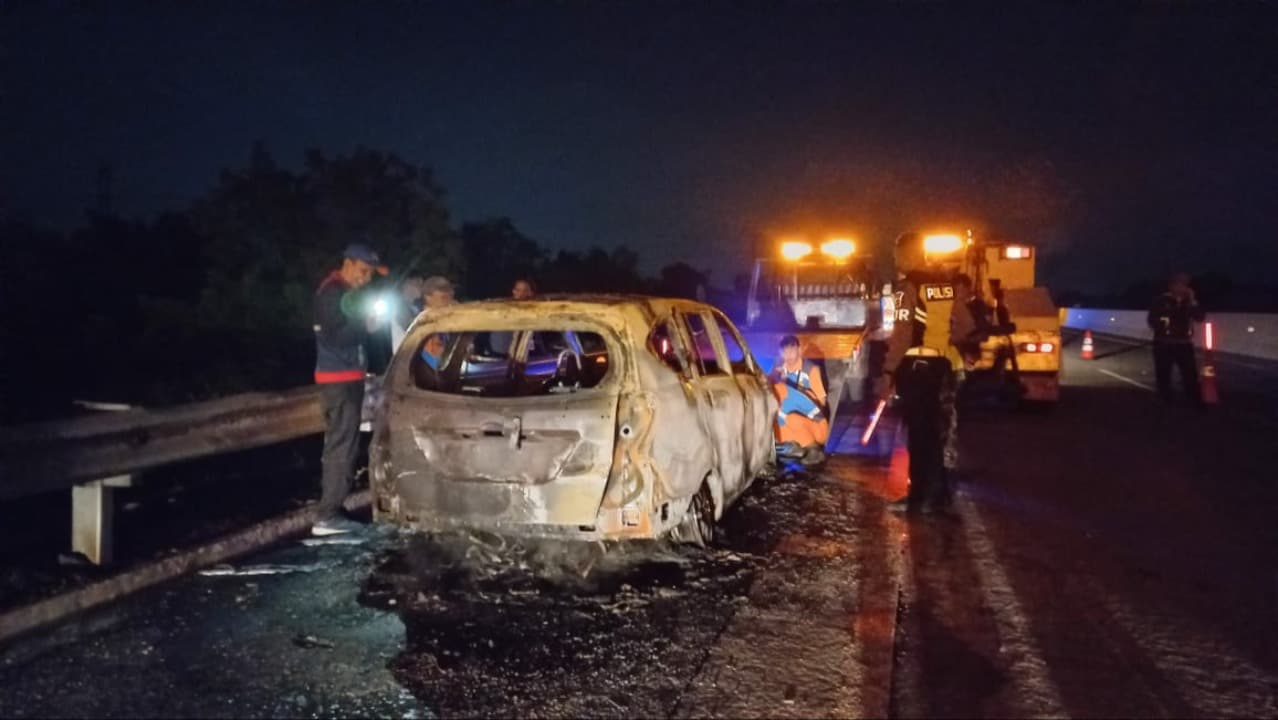 Mobil Toyota Calya Terbakar di Tol Probolinggo, 2 Penumpang Terluka