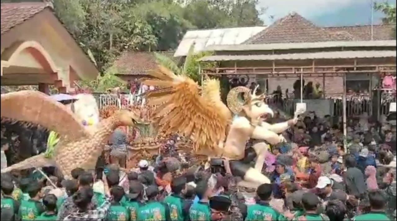 Rebutan Ancak Gunungan, Satu Orang Tewas Terinjak