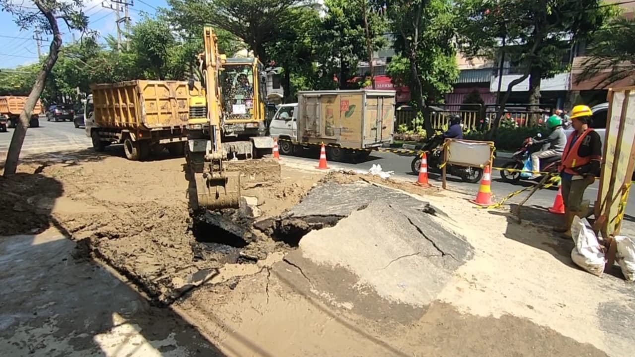 Aspal Jalan Pasar Kembang Surabaya Meledak Akibat Penanaman Pipa PDAM