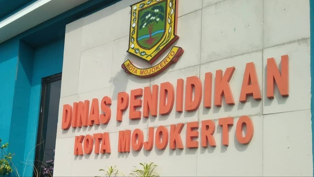 Dinas Pendidikan Wilayah Mojokerto Tarik Seluruh Stok Seragam di Koperasi Sekolah