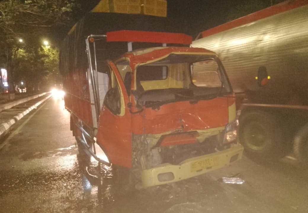 Laka Karambol 4 Kendaraan, Sopir Truk Terjepit