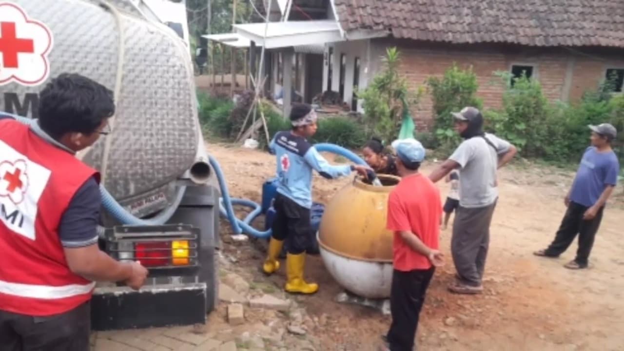 PMI Kabupaten Malang Droping Air Bersih Untuk 2 Desa